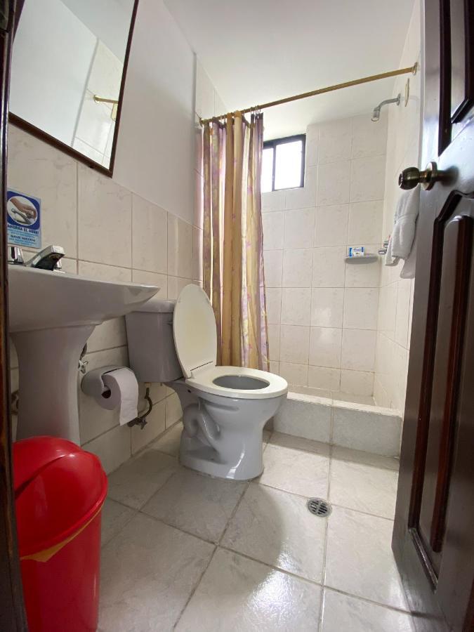 Hostal La Terraza - Roof Terrace Overlooking The North And Historic Centre Quito Exterior photo