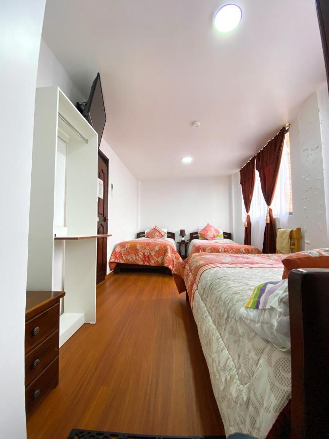 Hostal La Terraza - Roof Terrace Overlooking The North And Historic Centre Quito Exterior photo