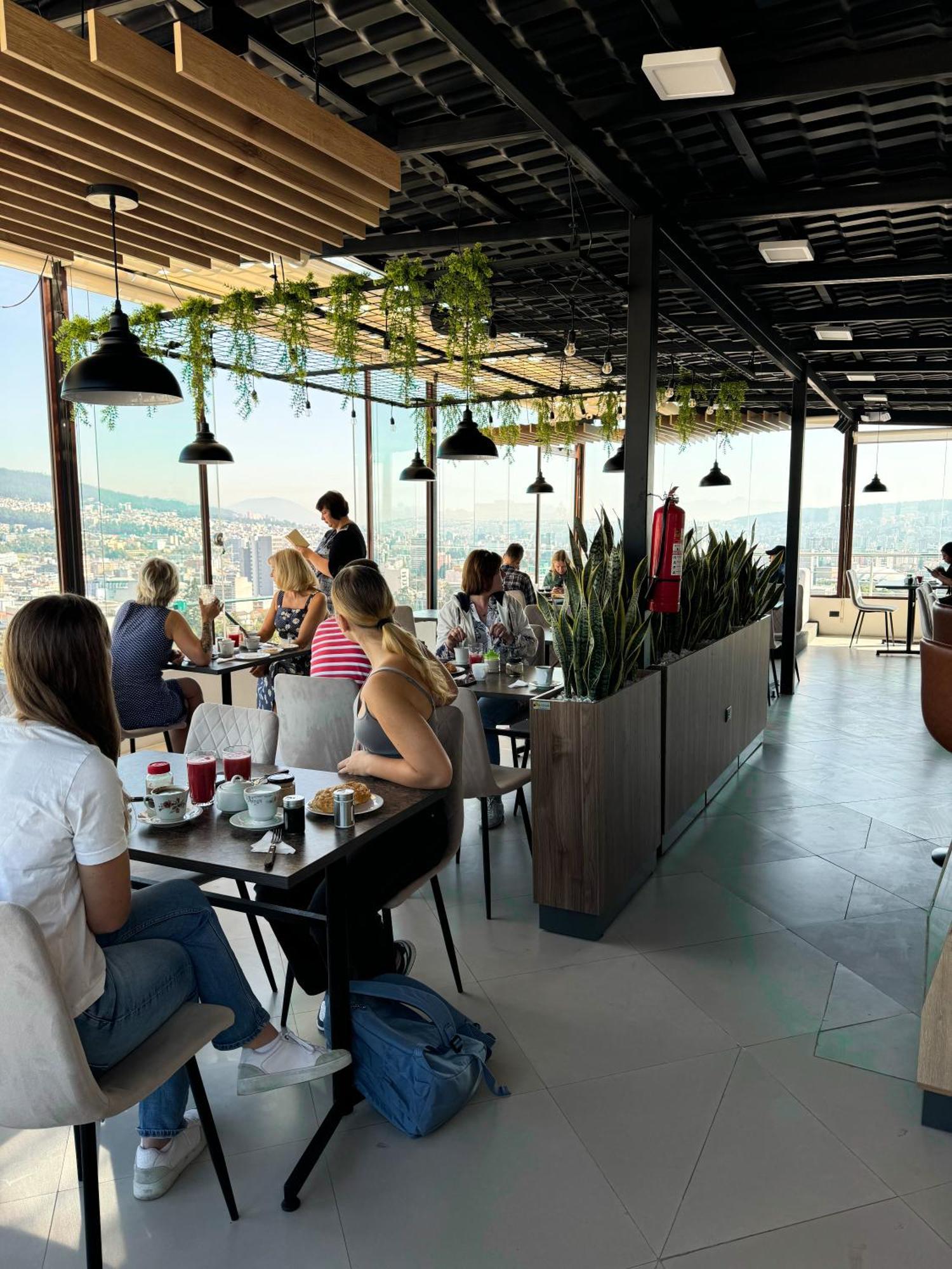Hostal La Terraza - Roof Terrace Overlooking The North And Historic Centre Quito Exterior photo